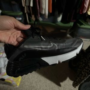 Woman’s airmax 2090 size 9